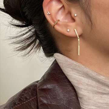 kobieta z ozdobnym conch piercingiem