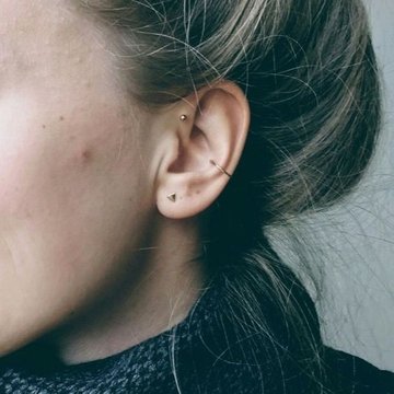 zewnętrzny conch piercing z pierścionkiem