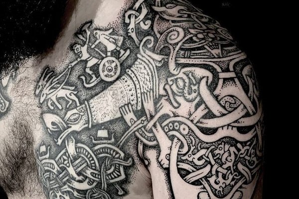 Tatuaż Węzła Celtyckiego na klatce piersiowej