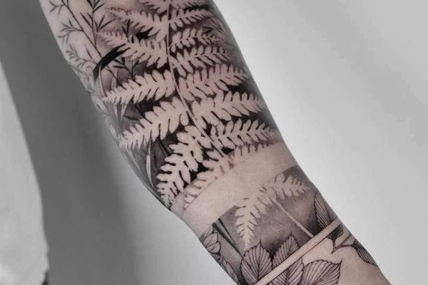 Liść paproci w stylu dotwork