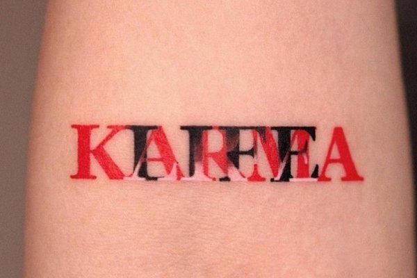 tatuaż karma w kolorze czerwonym i czarnym