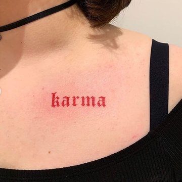 tatuaż karma na obojczyku