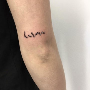tatuaż karma w stylu kaligrafii