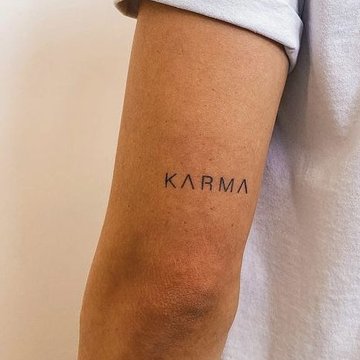 minimalistyczny tatuaż karma