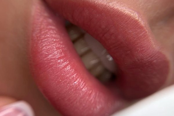 Naturalny efekt makijażu permanentnego ust