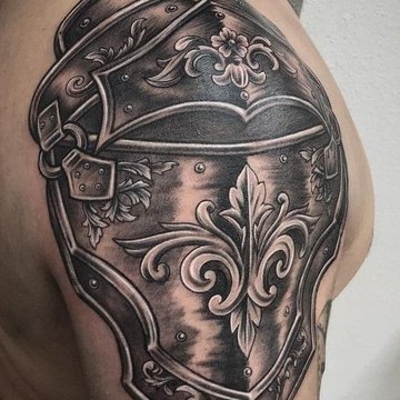 Tatuaż na barku - realistyczna zbroja rycerska symbolizująca siłę i ochronę