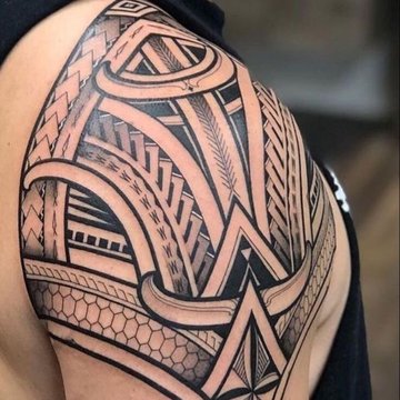 Tatuaż męski na barku
