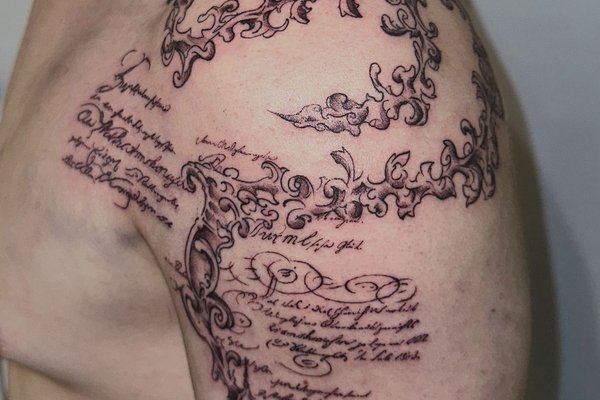 Tatuaż na barku – ozdobny motyw z kaligrafią