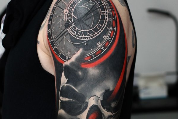 Tatuaż na barku męski – motyw z czaszką i zegarem