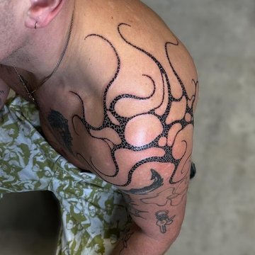 Tatuaż męski na barku
