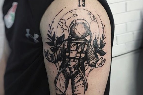 Tatuaż na barku męski - astronauta w stylu linework z motywem kosmosu