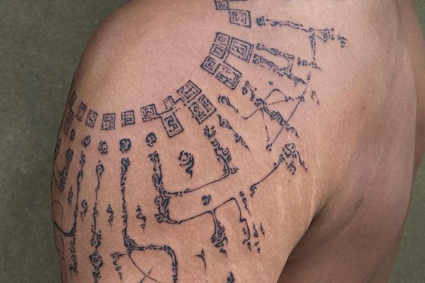 Tatuaż na barku męski - sak yant w stylu tajskim