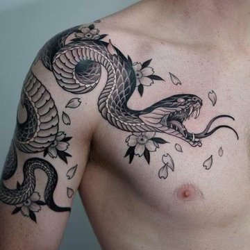 Tatuaż na barku męski - wąż i kwiaty wiśni w stylu japońskim