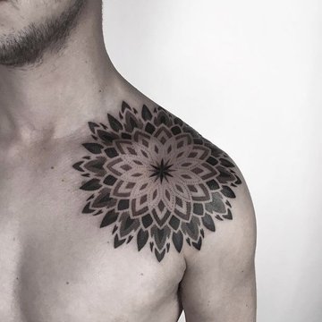 Tatuaż męski na barku - geometryczny mandala wzór