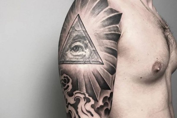 Tatuaż męski na barku - oko w trójkącie z promieniami światła