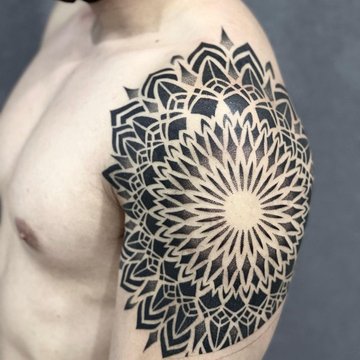 Tatuaż męski na barku - geometryczna mandala w stylu blackwork