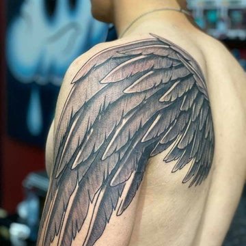 Tatuaż męski - realistyczne skrzydło anioła