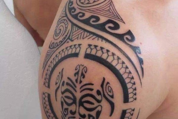 Tatuaż męski na barku – polinezyjski wzór symbolizujący siłę i ochronę