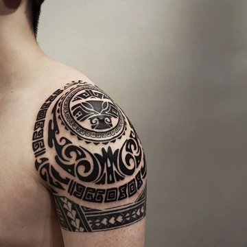 Tatuaż męski na barku - styl polinezyjski z motywem plemiennym