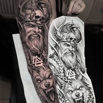 Tatuaż na ramieniu męski z wikingiem, wilkiem i krukiem
