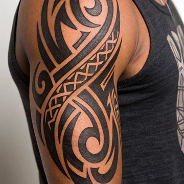 Tatuaż na ramieniu męski w stylu tribal