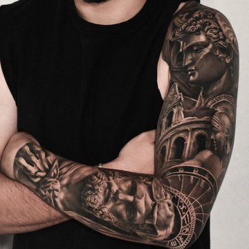 Tatuaż na ramieniu męski w stylu realistycznym z motywem rzymskim