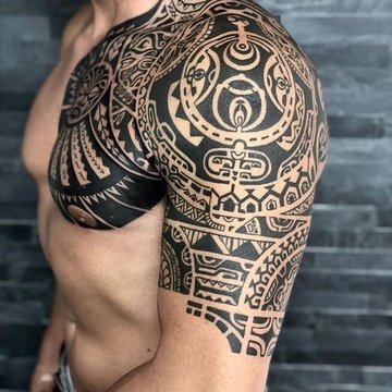 Tatuaż na ramieniu męski w stylu plemiennym