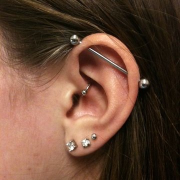 Klasyczny srebrny piercing industrial na uchu