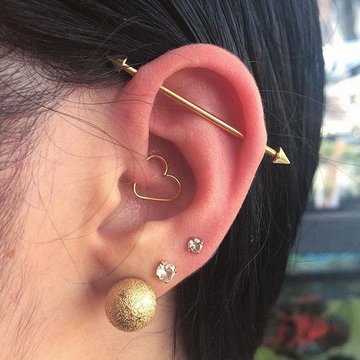 Złoty industrial w formie strzały na uchu