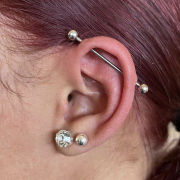 Srebrny piercing industrial na uchu