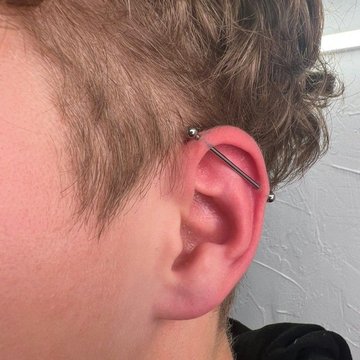 Industrial piercing – pozioma sztanga w chrząstce