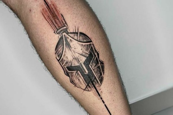 Tatuaż męski na łydce z hełmem wojownika