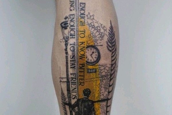 Tatuaż męski na łydce w stylu graficznym z napisem
