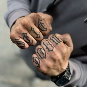 Tatuaż na dłoni męski