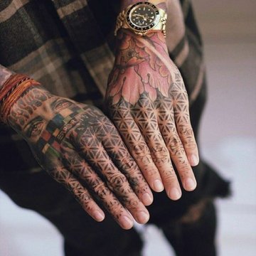 Geometryczne tatuaż na dłoni męski