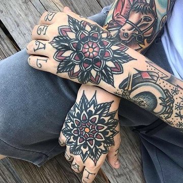 Tradycyjne tatuaże mandali na dłoniach w czarno-czerwonych kolorach
