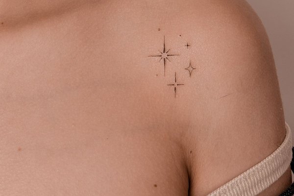 Małe Delikatny tatuaż gwiazdek na ramieniu kobiety