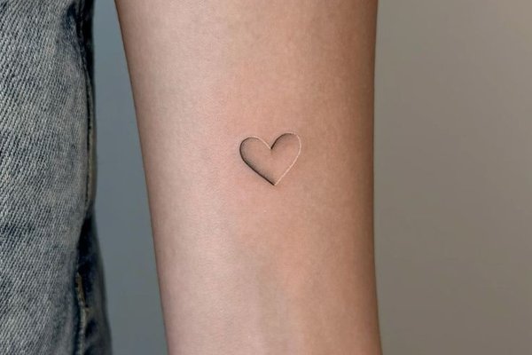 Małe tatuaże serca na przedramieniu w minimalistycznym stylu