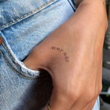 Małe tatuaże damskie z napisem na dłoni kobiety