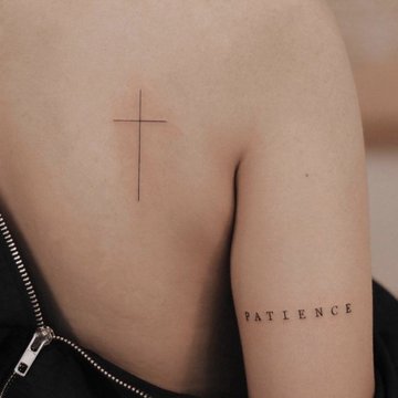 Małe tatuaże krzyża na plecach kobiety i napis Patience