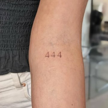 Tatuaż liczby 444 na przedramieniu