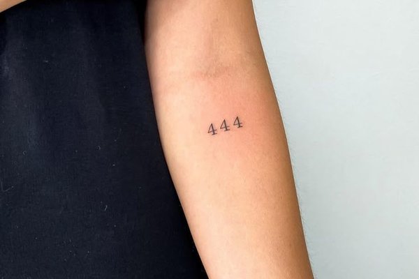minimalistyczny tatuaż 444