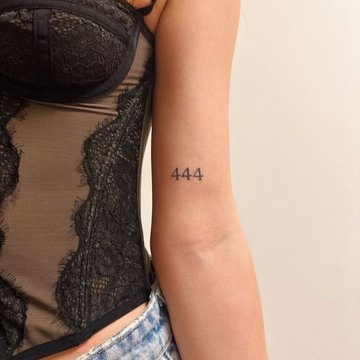 Tatuaż liczby 444 na ramieniu