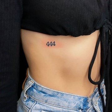 tatuaż 444 na obojczyku