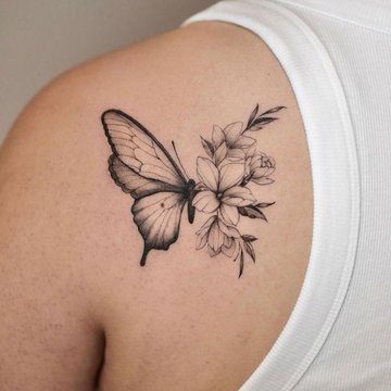 Motyl z kwiatami w tatuażu