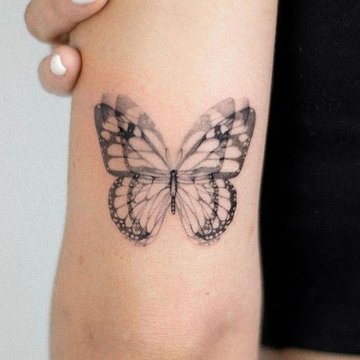 Minimalistyczny tatuaż motyla