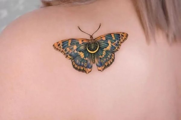 Tatuaż motyla na łopatce