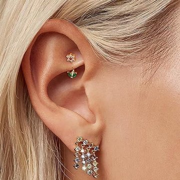 Kobieta z ozdobnym rook piercingiem