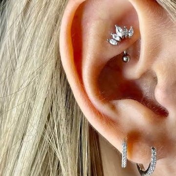 Rook piercing z kryształkowym kolczykiem