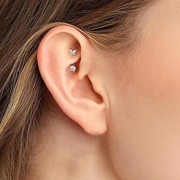 Subtelny rook piercing w uchu kobiety